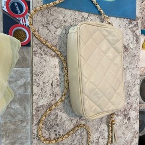 Beautiful and vintage style shoulder bag.